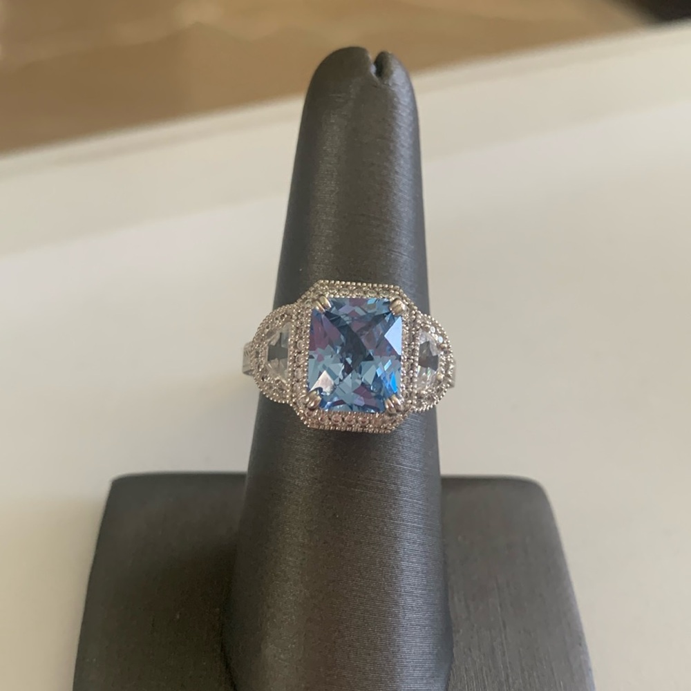 Women’s sterling silver ring